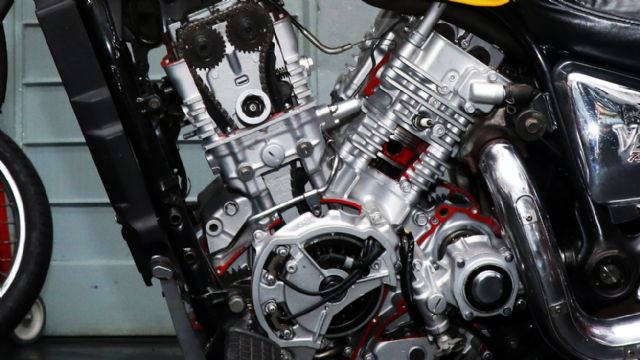 Curso de motor bicilíndrico em linha e em V